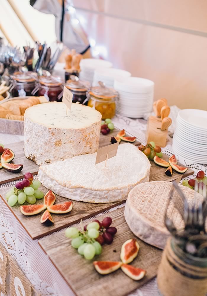 autumn-wedding-food-ideas-cheese-board-buffet